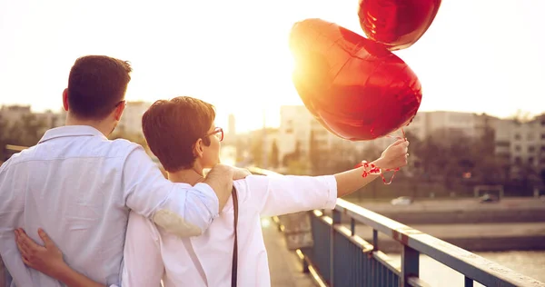 Uśmiechnięta Para Zakochana Balonach Zachodzie Słońca Randki Walentynki — Zdjęcie stockowe