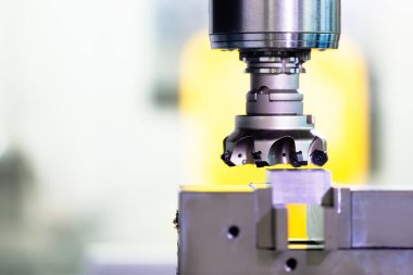 Modern cnc makineleri ile metal fabrikasında makine aracı
