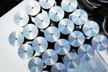 Metalik dişlilerin ve metal fabrikasında üretilen parçaların yakın çekim görüntüleri.