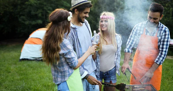 Vrienden Die Barbecueën Lunchen Natuur — Stockfoto