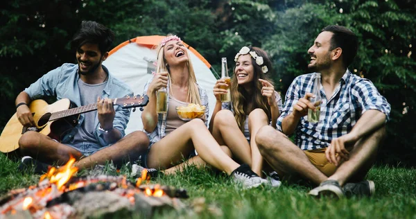 Grupo Amigos Ouvindo Cara Tocando Guitarra Pela Fogueira — Fotografia de Stock