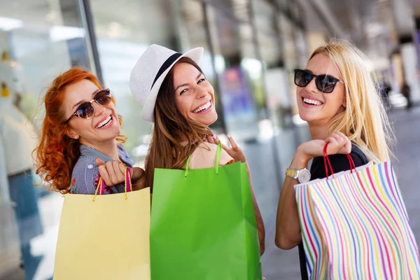 Concepto Comercial Turístico Hermosas Chicas Con Bolsas Compras Ctiy — Foto de Stock