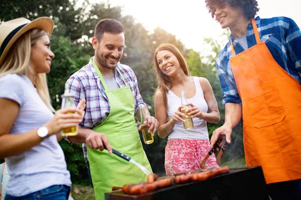 Kleine Gruppe Von Freunden Trinkt Alkohol Und Isst Bei Grillparty — Stockfoto