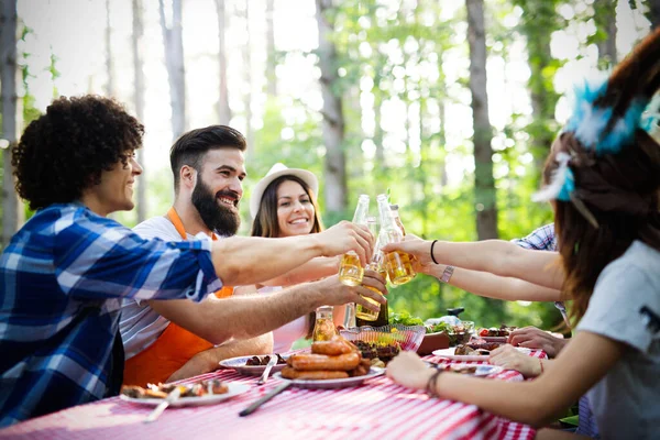 Barátok Szórakozás Természetben Csinál Barbecue — Stock Fotó