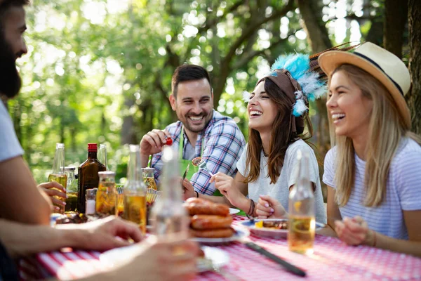 Kleine Groep Vrienden Die Alcohol Drinken Eten Een Barbecue — Stockfoto