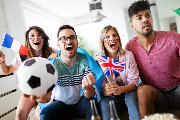 Група Багатоетнічних Людей Які Святкують Футбольний Матч Розважаються — стокове фото