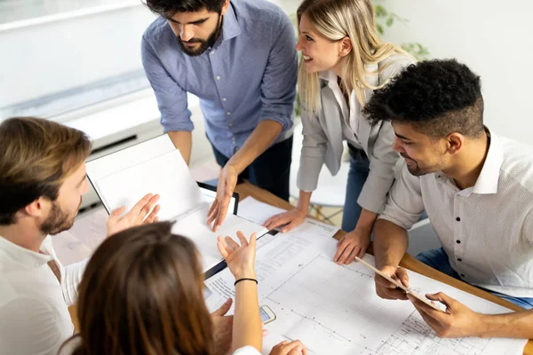 Grupo Empresários Reunidos Escritório Brainstorming Partilha Ideias — Fotografia de Stock