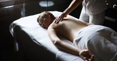Spa 'da sağlıklı ve güzel bir kadın. Eğlence, sağlık, masaj ve iyileştirme.