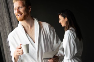 Bornozlu genç adam otelde kahve içiyor, spa merkezinde..