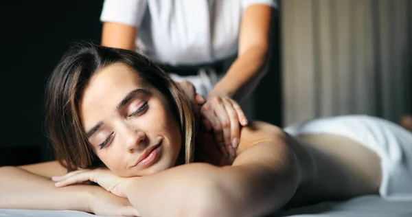 Mulher Jovem Saudável Salão Spa Terapia Massagem Tradicional Sueca Tratamentos — Fotografia de Stock