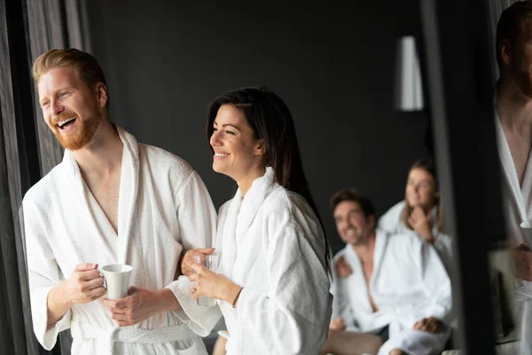 Glückliches Paar Genießt Wellness Wochenende Und Ruhige Momente Zusammen — Stockfoto