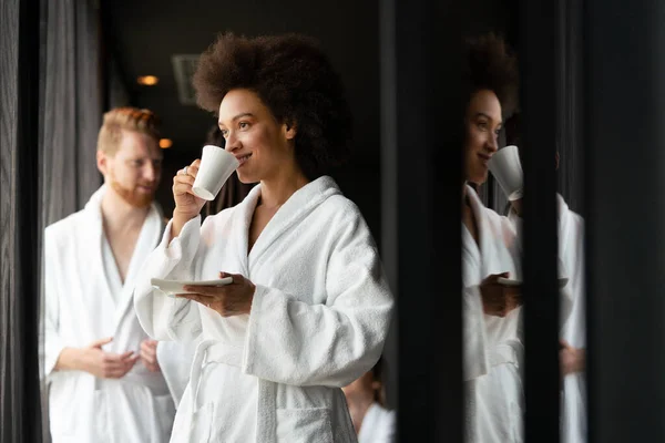 Schöne Schwarze Frau Bademantel Hält Eine Tasse Der Hand Und — Stockfoto