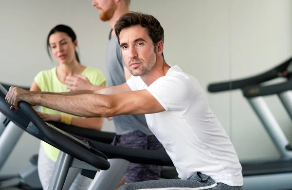 Grupo Personas Forma Gimnasio Haciendo Ejercicio Las Máquinas Cardiovasculares — Foto de Stock