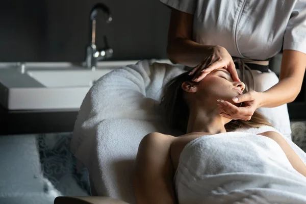 Mulher Relaxante Fazendo Massagem Terapêutica Salão Spa — Fotografia de Stock