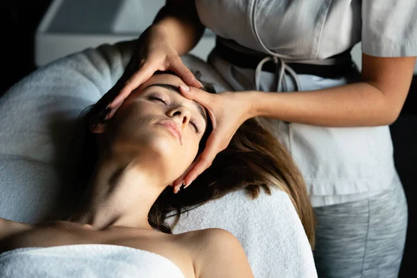 Gesunde Und Schöne Frau Wellnessbereich Erholung Gesundheit Massage Und Heilung — Stockfoto