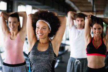 Spor salonunda çalışan bir grup sporcu.