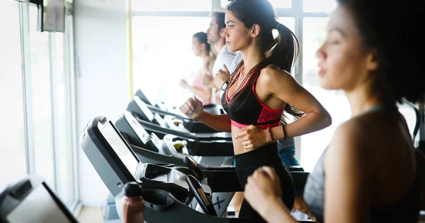 Grupo Jóvenes Forma Corriendo Cinta Correr Gimnasio — Foto de Stock