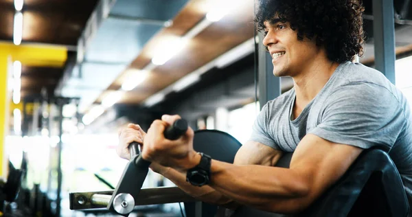 Muscular Homem Apto Trabalhar Ginásio Fazendo Exercícios Com Halteres Bíceps — Fotografia de Stock