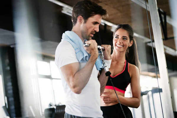 Retrato Del Entrenamiento Mujer Forma Gimnasio Con Entrenador Ayudando — Foto de Stock