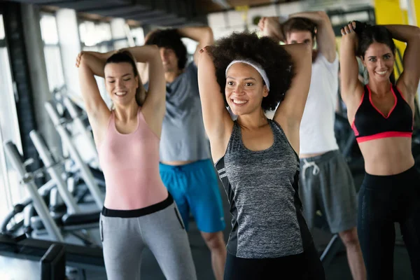 체육관에서 운동하는 사람들 행복하게 어울린다 — 스톡 사진