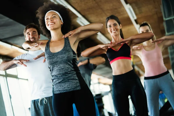 Gruppe Fröhlich Fitter Menschen Fitnessstudio Beim Training — Stockfoto