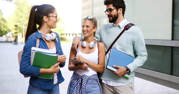 Glückliche College Studenten Studieren Auf Dem Campus Der Universität Freien — Stockfoto