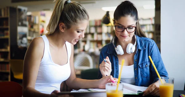 Glückliche Universitätsstudenten Die Mit Büchern Der Universität Studieren — Stockfoto