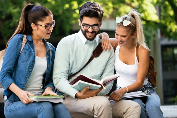 Edukacja Kampus Przyjaźń Koncepcja Ludzi Grupa Szczęśliwych Uczniów Folderami Szkolnymi — Zdjęcie stockowe