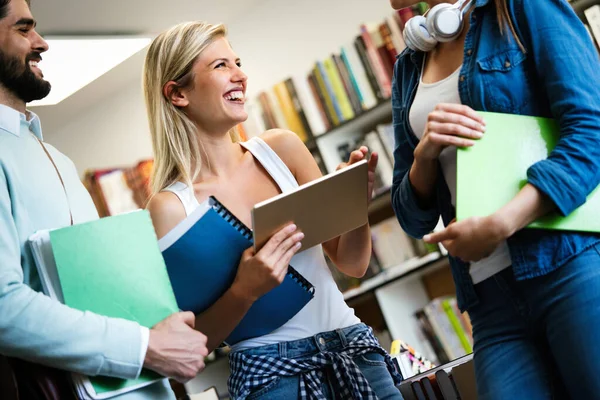 Gelukkige Universiteitsstudenten Vrienden Studeren Met Boeken Aan Universiteit — Stockfoto