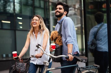 Kahve molasında iş yapan genç bir çift. Sıradan bir iş. İş devam ediyor..