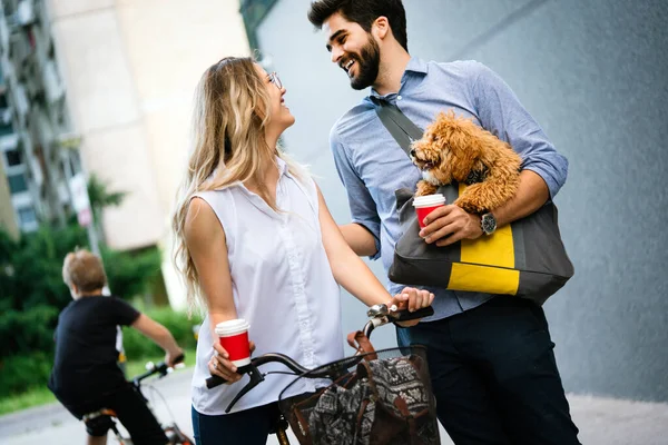 Lachendes Junges Paar Mit Kleinem Hund Geht Spazieren Redet Der — Stockfoto