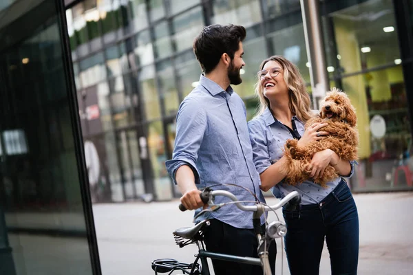 Lachendes Junges Paar Mit Kleinem Hund Geht Spazieren Redet Der — Stockfoto