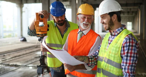 Team Byggingenjörer Och Arkitekter Som Arbetar Byggarbetsplatsen — Stockfoto