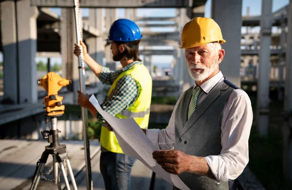 Team Von Architekten Und Ingenieuren Einer Gruppe Auf Der Baustelle — Stockfoto