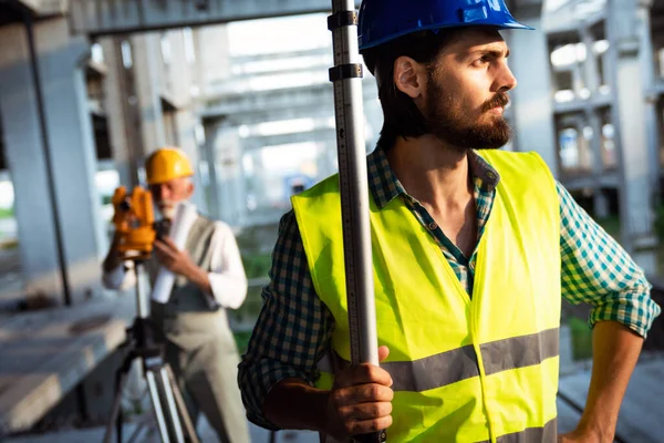 Team Arkitekter Och Ingenjörer Grupp Byggarbetsplatsen Kontrollera Dokument Och Arbetsflöde — Stockfoto