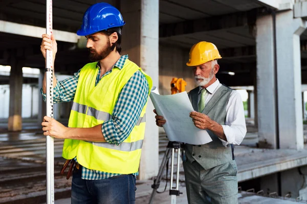 Team Von Architekten Und Ingenieuren Einer Gruppe Auf Der Baustelle — Stockfoto