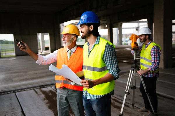 Equipe Engenheiros Construção Arquitetos Que Trabalham Canteiro Obras — Fotografia de Stock