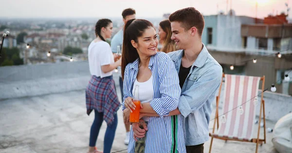 Mutlu genç çift içki ve balkonda eğleniyor..