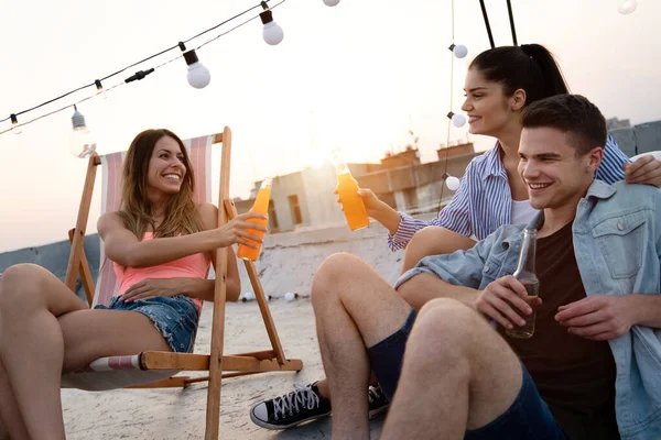 Vriendengroep Die Plezier Hebben Dansen Cocktails Drinken Buiten Een Dak — Stockfoto