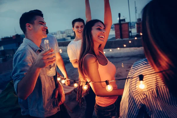 Amigos Gostando Coquetéis Uma Festa Grupo Pessoas Divertindo Dançando Telhado — Fotografia de Stock