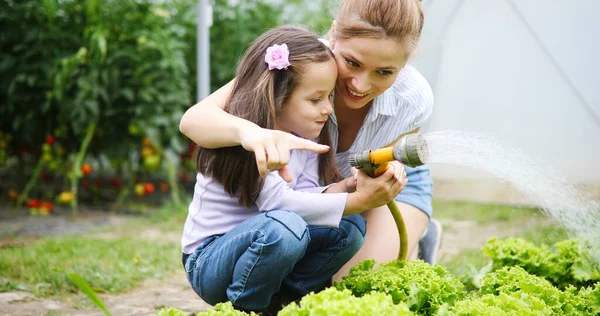 Gadis Kecil Bersenang Senang Kebun Menanam Berkebun Membantu Ibunya Happy — Stok Foto