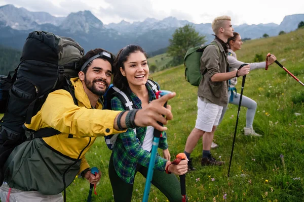 Groep Jonge Vrienden Wandelen Het Platteland Multiraciale Gelukkige Mensen Reis — Stockfoto