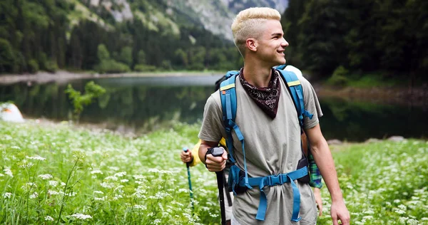 Homem Aventura Caminhadas Deserto Montanha Com Mochila Férias Livre Estilo — Fotografia de Stock