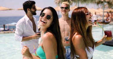 Arkadaşların plaj partisi içkileri yaz tatili konseptini kutluyor