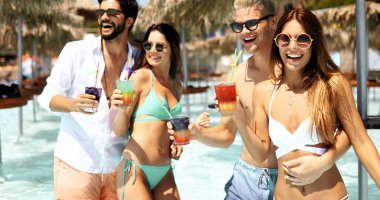 Sahilde parti yapan çok kültürlü bir arkadaş grubu. Mutlu insanlar yaz tatili, yaz tatili ve tatil kavramlarını kutluyorlar.