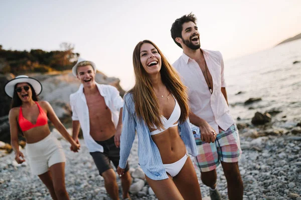 Grupp Glada Vänner Som Har Roligt Stranden Solnedgången Semester — Stockfoto