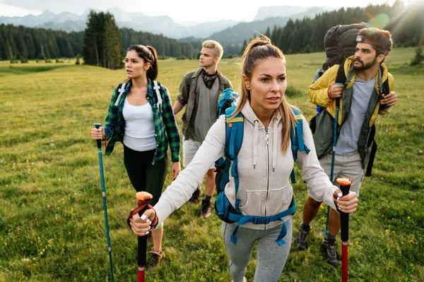 Groep Jonge Vrienden Wandelen Het Platteland Multiraciale Gelukkige Mensen Reis — Stockfoto