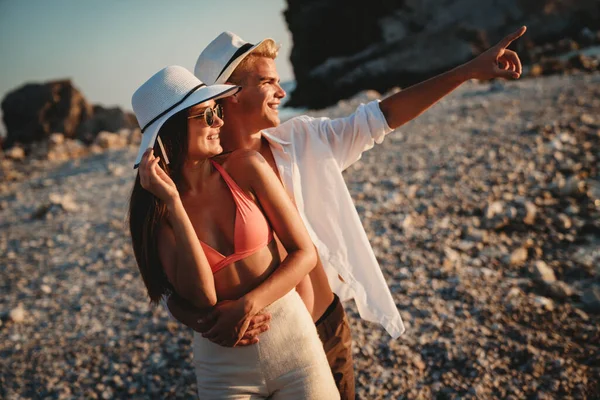 Paio Passeggiate Sulla Spiaggia Giovani Felici Che Camminano Sulla Spiaggia — Foto Stock