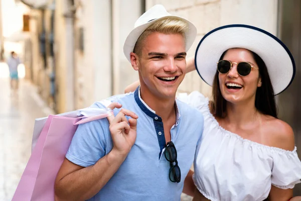 Glückliches Touristenpaar Das Den Sommerferien Einer Straße Der Stadt Spaziert — Stockfoto