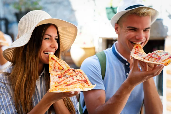 Barátok Szórakoznak Pizzát Esznek Randi Fogyasztás Utazás Étel Életmód Koncepció — Stock Fotó